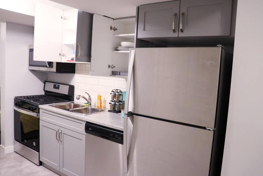 Deluxe 2 Bedroom Suite With*Netflix/Cable/Prime Edmonton Exterior foto